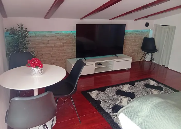 Benic With A Heated Pool Appartement *