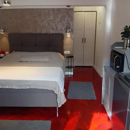 Apartament Benic With A Heated Pool