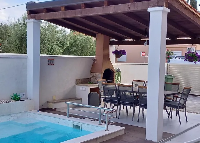 Benic With A Heated Pool Zadar