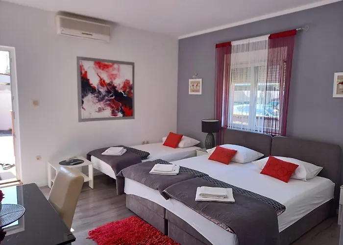 Benic With A Heated Pool Apartament *