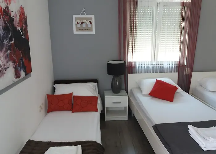 Benic With A Heated Pool Apartament *