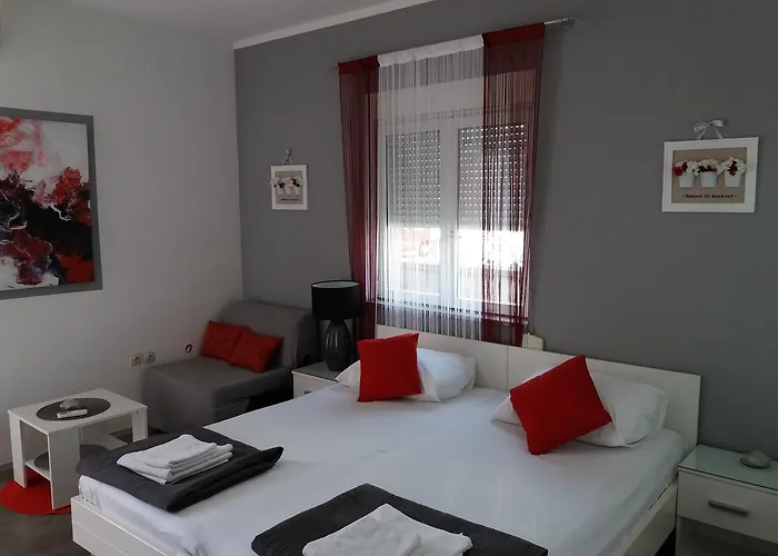 Benic With A Heated Pool Apartament *