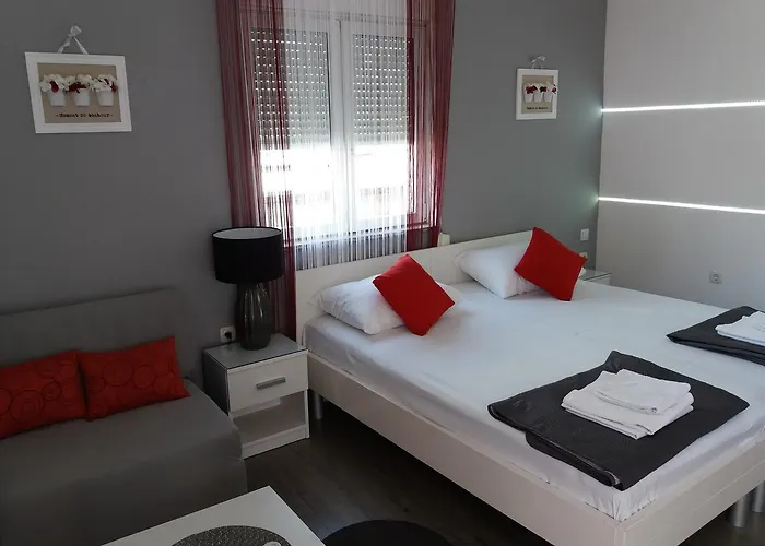 Benic With A Heated Pool Apartament