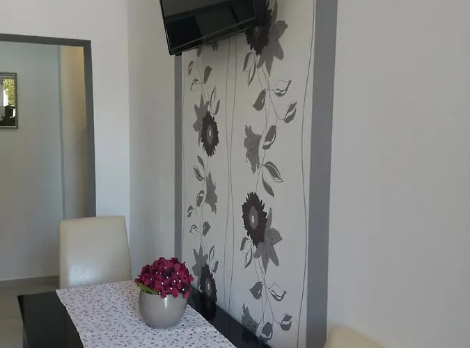 Benic With A Heated Pool דירה