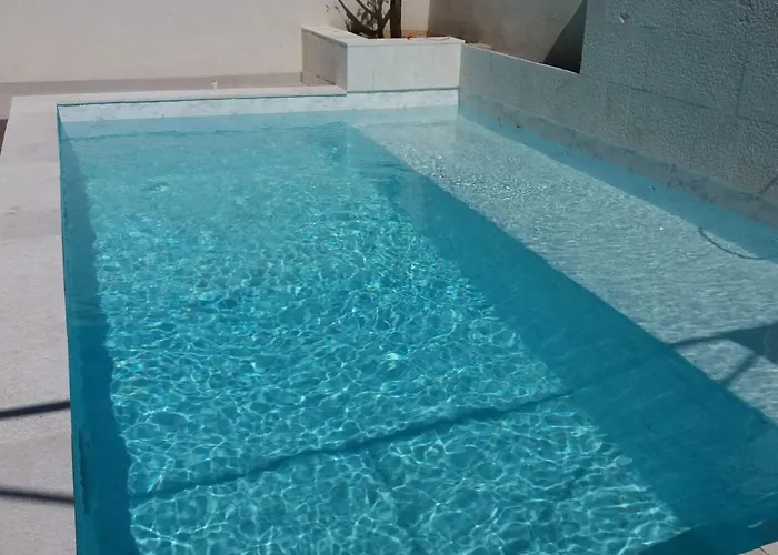 Benic With A Heated Pool דירה